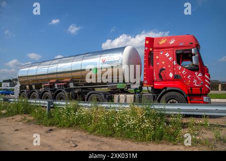 DOROGOBUZH, RUSSIA - 13 LUGLIO 2024: Autocisterna per il trasporto di sostanze pericolose. Dorogobuzh, regione di Smolensk, Russia Foto Stock