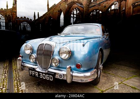 Un Daimler V8 da 2,5 litri raffigurato nelle rovine della cattedrale di Coventry durante il Coventry Motofest. Foto Stock