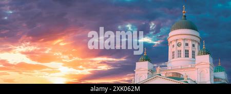 Helsinki, Finlandia. Tramonto, spettacolare e colorata alba, cielo sopra la Cattedrale Luterana in Piazza del Senato. Famoso punto di riferimento nella capitale finlandese. Brillante e drammatico Foto Stock