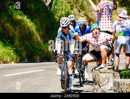 Un fan si esibisce per la telecamera mentre le corse passano durante la tappa 20 Nizza > col de la Couillole, Tour de France, 20 luglio 2024, Credit:Pool / Pete Goding Foto Stock