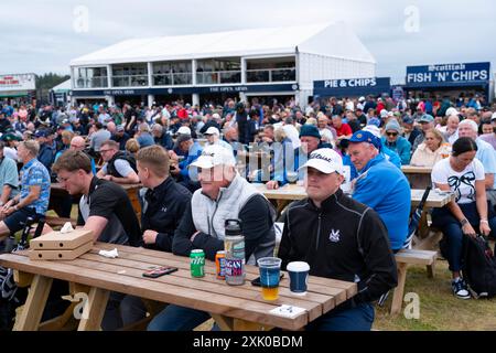 Troon, Scozia, Regno Unito. 20 luglio 2024. Il terzo round del 152° Campionato Open si tiene presso il campo da golf Royal Troon. PIC; un villaggio di fan molto frequentato. Iain Masterton/Alamy Live News Foto Stock