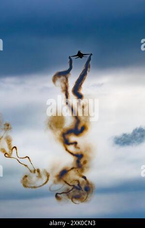 Lockheed Martin F-16C combatte Falcon del SoloTŸrk Demo Team durante il Royal International Air Tattoo a RAF Fairford, Gloucestershire, Inghilterra, sabato 20 luglio 2024. (Foto: Jon Hobley | mi News) crediti: MI News & Sport /Alamy Live News Foto Stock