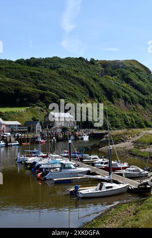 Porto di Axmouth con barche a vela ormeggiate nel Devon, Inghilterra, regno unito Foto Stock