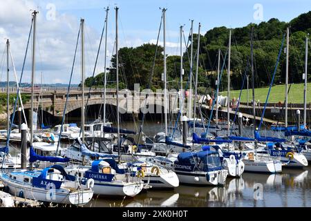 Bannon Bridge e Axmouth Harbour con barche a vela ormeggiate nel Devon, Inghilterra, regno unito Foto Stock