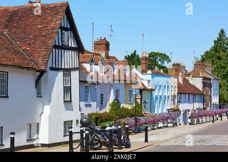 Antiche case storiche lungo la vecchia Hemel Hempstead High Street, Hertfordshire, Regno Unito, in estate Foto Stock