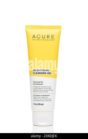 IRVINE, CALIFORNIA - 19 LUGLIO 2024: Un tubo di Acure Brightening Cleansing Gel. Foto Stock