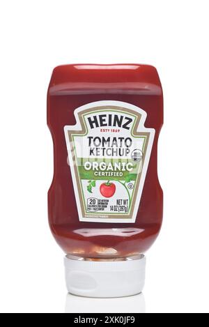 IRVINE, CALIFORNIA - 19 LUGLIO 2024: Una bottiglia di ketchup Heinz Tomato, certificato biologico. Foto Stock