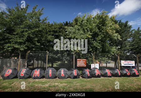 Lakenheath, Inghilterra, Regno Unito. 20 luglio 2024. I manifestanti si riuniscono fuori dalla base aerea fiancheggiata a Lakenheath, in Inghilterra. La protesta è stata organizzata dalla Campaign for Nuclear Disarmament (CND), i cui sostenitori si oppongono al potenziale ritorno di armi nucleari alle basi militari del Regno Unito, come la RAF Lakenheath dopo che è stato riferito che gli Stati Uniti intendono trasferire bombe nucleari alla base. Dopo una lunga protesta le armi nucleari furono rimosse da Lakenheath nel 2008. (Credit Image: © Martin Pope/ZUMA Press Wire) SOLO PER USO EDITORIALE! Non per USO commerciale! Foto Stock