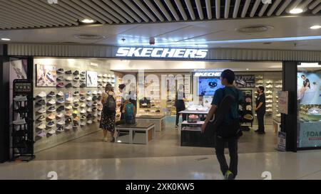 Hong Kong, Cina. 4 luglio 2024. L'acquirente entra all'interno della multinazionale americana di calzature e abbigliamento Skechers logo e negozio a Hong Kong, Cina (foto di Serene Lee/SOPA Images/Sipa USA) credito: SIPA USA/Alamy Live News Foto Stock