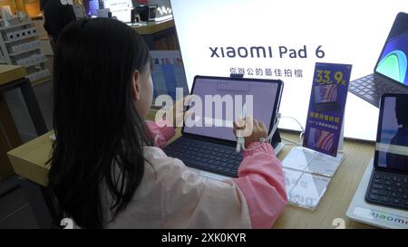 Hong Kong, Cina. 4 luglio 2024. Una ragazza prova sul notebook all'interno di una filiale di Xiaomi a Hong Kong, Cina (foto di Serene Lee/SOPA Images/Sipa USA) credito: SIPA USA/Alamy Live News Foto Stock