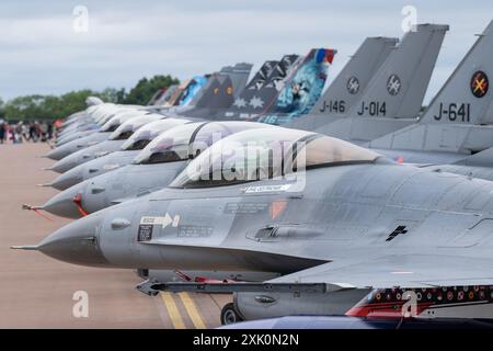 Cirencester, Regno Unito. 20 luglio 2024. Gli F-16 Fighting Falcon 50th Anniversary schierarono durante il Royal International Air Tattoo 2024 presso RAF Fairford, Cirencester, Regno Unito, 20 luglio 2024 (foto di Cody Froggatt/News Images) a Cirencester, Regno Unito, il 7/20/2024. (Foto di Cody Froggatt/News Images/Sipa USA) credito: SIPA USA/Alamy Live News Foto Stock