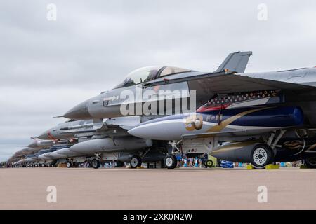 Cirencester, Regno Unito. 20 luglio 2024. Gli F-16 Fighting Falcon 50th Anniversary schierarono durante il Royal International Air Tattoo 2024 presso RAF Fairford, Cirencester, Regno Unito, 20 luglio 2024 (foto di Cody Froggatt/News Images) a Cirencester, Regno Unito, il 7/20/2024. (Foto di Cody Froggatt/News Images/Sipa USA) credito: SIPA USA/Alamy Live News Foto Stock