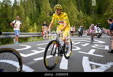 Col De la Couillole, Francia. 20 luglio 2024. Lo sloveno Tadej Pogacar raffigurato in azione durante la tappa 20 della gara ciclistica Tour de France 2024, da Nizza al col de la Couillole (132, 8 km), in Francia, sabato 20 luglio 2024. La 111a edizione del Tour de France inizia sabato 29 giugno e si concluderà a Nizza, in Francia, il 21 luglio. BELGA PHOTO TOM GOYVAERTS credito: Belga News Agency/Alamy Live News Foto Stock