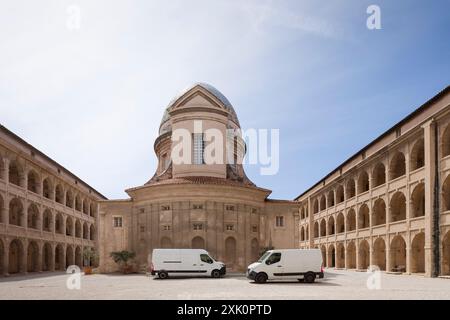 La Vieille Charité, Marsiglia, Francia, una vasta pensione del 1671-1749, progettata da Pierre Puget, gallerie che circondano una cappella, ora museo. Foto Stock