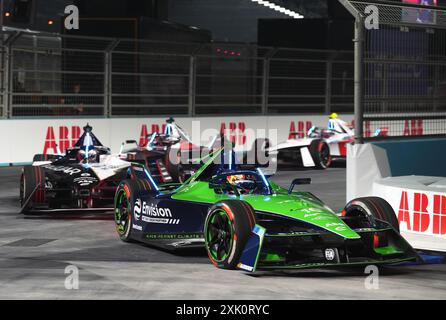 Sebastien Buemi di Envision Racing (a destra) guida Mitch Evans di Jaguar TCS Racing nel primo giorno dell'e-Prix di Londra di Hankook 2024 all'Excel Circuit di Londra. Data foto: Sabato 20 luglio 2024. Foto Stock