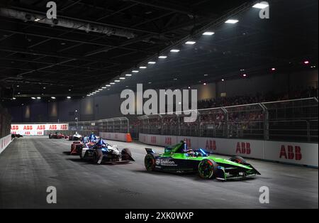 Sebastien Buemi di Envision Racing (a destra) guida Mitch Evans di Jaguar TCS Racing nel primo giorno dell'e-Prix di Londra di Hankook 2024 all'Excel Circuit di Londra. Data foto: Sabato 20 luglio 2024. Foto Stock