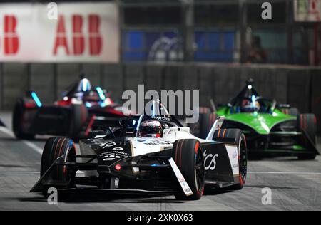 Mitch Evans di Jaguar TCS Racing guida Sebastien Buemi di Envision Racing il primo giorno dell'e-Prix di Londra di Hankook 2024 all'Excel Circuit di Londra. Data foto: Sabato 20 luglio 2024. Foto Stock