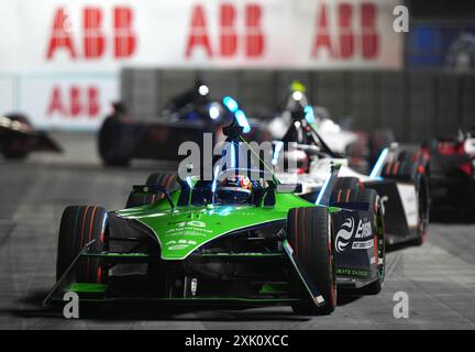 Sebastien Buemi di Envision Racing guida Mitch Evans di Jaguar TCS Racing nel primo giorno dell'e-Prix di Londra di Hankook 2024 all'Excel Circuit di Londra. Data foto: Sabato 20 luglio 2024. Foto Stock