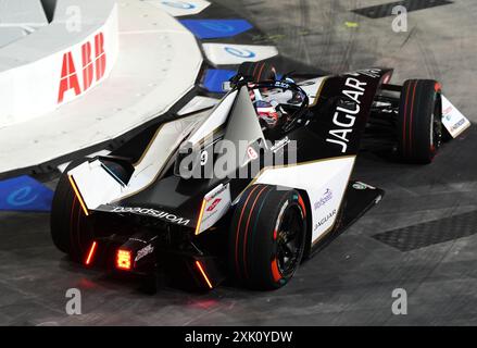 Mitch Evans di Jaguar TCS Racing il primo giorno dell'e-Prix di Londra di Hankook 2024 all'Excel Circuit di Londra. Data foto: Sabato 20 luglio 2024. Foto Stock