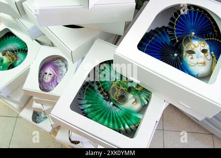Scatole di maschere di Carnevale veneziano in ceramica - decorazione a parete - Italia Foto Stock