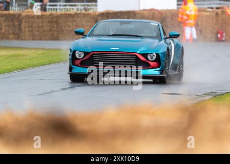 2024 Aston Martin Valour salendo la pista di arrampicata in piena pioggia all'evento Motorsport Goodwood Festival of Speed 2024 nel West Sussex, Regno Unito Foto Stock