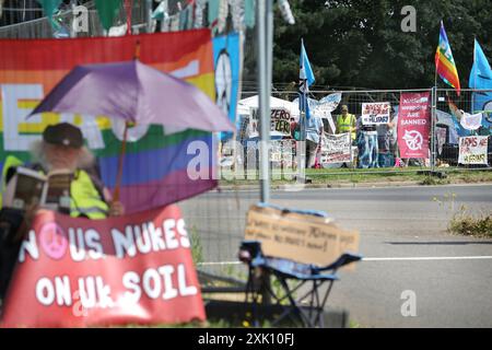 20 luglio 2024, Lakenheath, Inghilterra, Regno Unito: I manifestanti si riuniscono nell'area di protesta designata, dove le recinzioni sono state coperte da striscioni fuori dalla base dell'aeronautica militare di Lakenheath, durante la manifestazione. La protesta è stata organizzata dalla Campaign for Nuclear Disarmament (CND), i cui sostenitori si oppongono al potenziale ritorno di armi nucleari alle basi militari del Regno Unito, come la RAF Lakenheath dopo che è stato riferito che gli Stati Uniti intendono trasferire bombe nucleari alla base. Dopo una lunga protesta le armi nucleari furono rimosse da Lakenheath nel 2008. (Immagine di credito: © Martin Pope/ZUMA Press Wire) ed Foto Stock