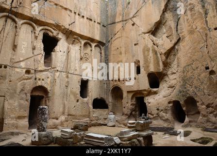 Vista del Monastero Gumusler scavato nella roccia, Turchia Foto Stock