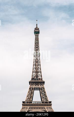 Una vista della Torre Eiffel o della Tour Eiffel dal primo livello verso l'alto, nel 7° arrondissement, Parigi, Francia Foto Stock