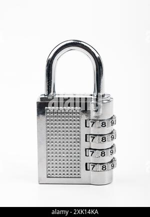 Blocco a combinazione isolato su sfondo bianco Foto Stock