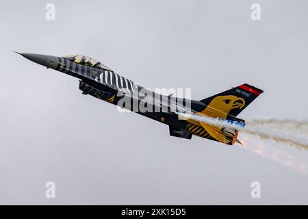 Lockheed Martin F-16C combatte Falcon del SoloTŸrk Demo Team durante il Royal International Air Tattoo a RAF Fairford, Gloucestershire, Inghilterra, sabato 20 luglio 2024. (Foto: Jon Hobley | mi News) crediti: MI News & Sport /Alamy Live News Foto Stock