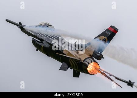 Lockheed Martin F-16C combatte Falcon del SoloTŸrk Demo Team durante il Royal International Air Tattoo a RAF Fairford, Gloucestershire, Inghilterra, sabato 20 luglio 2024. (Foto: Jon Hobley | mi News) crediti: MI News & Sport /Alamy Live News Foto Stock