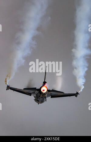 Lockheed Martin F-16C combatte Falcon del SoloTŸrk Demo Team durante il Royal International Air Tattoo a RAF Fairford, Gloucestershire, Inghilterra, sabato 20 luglio 2024. (Foto: Jon Hobley | mi News) crediti: MI News & Sport /Alamy Live News Foto Stock