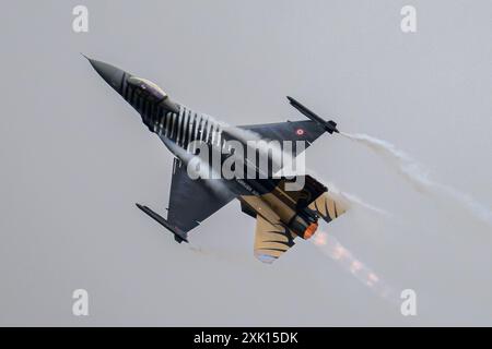 Lockheed Martin F-16C combatte Falcon del SoloTŸrk Demo Team durante il Royal International Air Tattoo a RAF Fairford, Gloucestershire, Inghilterra, sabato 20 luglio 2024. (Foto: Jon Hobley | mi News) crediti: MI News & Sport /Alamy Live News Foto Stock