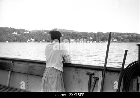 Windermere, Cumbria. 1957 – Una donna a bordo del Windermere Ferry che trasporta passeggeri e veicoli attraverso il lago Windermere tra far Sawrey e Bowness a Windermere, Cumbria, Inghilterra. Foto Stock