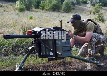 19 luglio 2024, Zaporizhzhia, Ucraina: Un militare ucraino della 141a brigata di fanteria separata visto puntare a un ??? 19 (Mark 19, lanciagranate automatico da 40 mm, USA) durante le pratiche militari vicino a Zaporizhzhia. Il presidente ucraino Volodymyr Zelenskyy ha detto che Kiev ha 14 nuove brigate pronte, ma non ancora completamente armate, poiché le nuove armi stanno ancora arrivando lentamente e l'addestramento richiede tempo. Il ministro della difesa ucraino Rustem Umerov ha detto che l'esercito ucraino affronta più di 500.000 truppe russe e nei prossimi mesi, il Cremlino prevede di aumentare il numero di 300.000 attraverso reclutamenti attivi Foto Stock