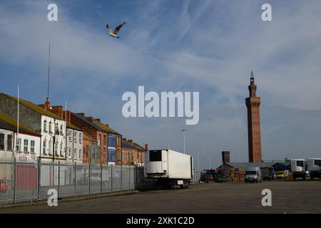 L'iconica Grimsby Dock Tower, vista dietro gli edifici a bordo e con le tapparelle. Situata nel nord-est del Lincolnshire, questa città storica aveva una fiorente industria della pesca, ma con l'industria della pesca in gran parte scomparsa, la zona ora soffre di privazione e abbandono. Mentre il Regno Unito si candida alle elezioni generali, il voto in queste roccaforti del "muro rosso” sarà un fattore critico per il risultato elettorale. ©Justin Griffiths-Williams 00442085339882 00447850053473 Foto Stock