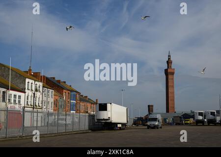 L'iconica Grimsby Dock Tower, vista dietro gli edifici a bordo e con le tapparelle. Situata nel nord-est del Lincolnshire, questa città storica aveva una fiorente industria della pesca, ma con l'industria della pesca in gran parte scomparsa, la zona ora soffre di privazione e abbandono. Mentre il Regno Unito si candida alle elezioni generali, il voto in queste roccaforti del "muro rosso” sarà un fattore critico per il risultato elettorale. ©Justin Griffiths-Williams 00442085339882 00447850053473 Foto Stock