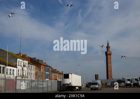 L'iconica Grimsby Dock Tower, vista dietro gli edifici a bordo e con le tapparelle. Situata nel nord-est del Lincolnshire, questa città storica aveva una fiorente industria della pesca, ma con l'industria della pesca in gran parte scomparsa, la zona ora soffre di privazione e abbandono. Mentre il Regno Unito si candida alle elezioni generali, il voto in queste roccaforti del "muro rosso” sarà un fattore critico per il risultato elettorale. ©Justin Griffiths-Williams 00442085339882 00447850053473 Foto Stock