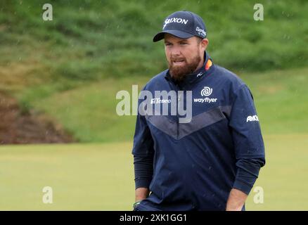 Troon, Regno Unito. 20 luglio 2024. L'irlandese Shane Lowry sotto la pioggia durante il terzo round al 152° Open Championship al Royal Troon Golf Club di Troon, in Scozia, sabato 20 luglio 2024. Foto di Hugo Philpott/UPI credito: UPI/Alamy Live News Foto Stock