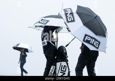 Troon, Regno Unito. 20 luglio 2024. Irish Shane Lowry e Daniel Brown durante il terzo round al 152° Open Championship al Royal Troon Golf Club di Troon, in Scozia, sabato 20 luglio 2024. Foto di Hugo Philpott/UPI credito: UPI/Alamy Live News Foto Stock