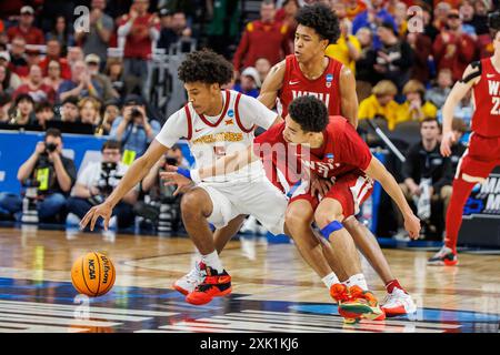 Omaha, Nebraska. Stati Uniti 23 marzo 2024. La guardia dei Washington State Cougars Myles Rice #2 raggiunge per rubare la palla alla alla guardia degli Iowa State Cyclones Curtis Jones #5 nel secondo tempo durante un campionato di pallacanestro maschile NCAA Division 1 2024, secondo turno, partita di pallacanestro tra i Washington State Cougars e gli Iowa State Cyclones al CHI Health Center di Omaha, Nebraska. Iowa State ha vinto 67-56.Michael Spomer/Cal Sport Media/Alamy Live News Foto Stock