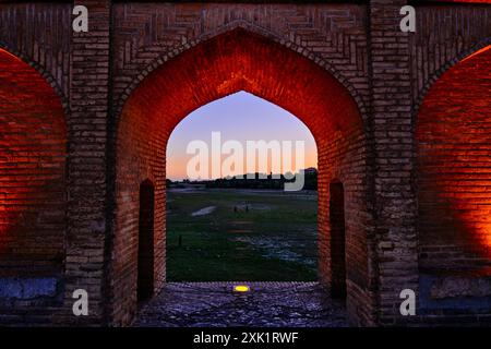 Isfahan, Iran, 06.30.2023: Ponte si-o-se-pol, ponte Allahverdi Khan di notte. Foto Stock