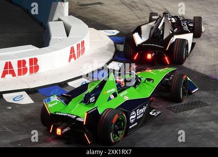 Sebastien Buemi di Envision Racing e Mitch Evans di Jaguar TCS Racing il primo giorno dell'e-Prix di Londra di Hankook 2024 all'Excel Circuit di Londra. Data foto: Sabato 20 luglio 2024. Foto Stock