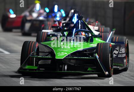 Sebastien Buemi di Envision Racing nel primo giorno dell'e-Prix di Londra di Hankook 2024 all'Excel Circuit di Londra. Data foto: Sabato 20 luglio 2024. Foto Stock