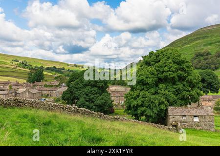 Thwaite, Swaledale, Regno Unito. 24 luglio 2024. Thwaite in estate. Un pittoresco borgo a Swaledale, Yorkshire Dales, Regno Unito, con cottage in pietra e walli a secco Foto Stock