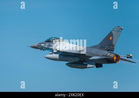 Un F-16 dell'Aeronautica militare rumena che combatte Falcon in una mostra aerea alla RAF Fairford Foto Stock