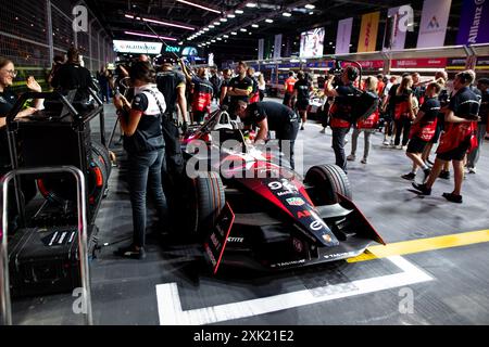 94 WEHRLEIN Pascal (Ger), TAG HEUER Porsche Formula e Team, Porsche 99X Electric, griglia di partenza, griglia di partenza durante l'ePrix di Londra 2024 di Hankook, decimo incontro del Campionato del mondo di Formula e 2023-24 ABB FIA, sull'Excel di Londra dal 18 al 21 giugno 2024, Regno Unito - foto Joao Filipe / DPPI Foto Stock