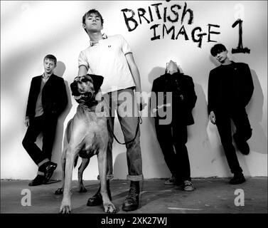 Blur Britpop band con Damon Albarn, Alex James, Dave Rowntree & Graham Coxon e un grande cane danese. Immagini di stampa e marketing, tra cui British Image No.1 e No.2. 1993 Foto Stock