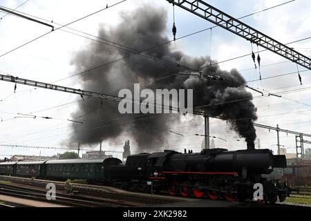 Hradec Kralove, Repubblica Ceca. 20 luglio 2024. Un treno a vapore "Nemka" 555,0153 attraversa la città di Hradec Kralove, nella Repubblica Ceca, 20 luglio 2024. La locomotiva "Nemka" fu prodotta nel 1944 a Floridsdorf, Austria (allora parte della Germania nazista). La locomotiva è molto ricercata dai registi della Repubblica Ceca, specialmente per le riprese di film ambientati durante il periodo della seconda guerra mondiale. (Credit Image: © Slavek Ruta/ZUMA Press Wire) SOLO PER USO EDITORIALE! Non per USO commerciale! Foto Stock