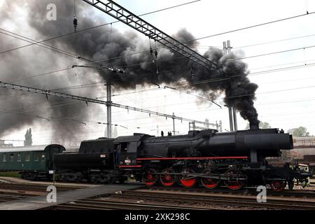 Hradec Kralove, Repubblica Ceca. 20 luglio 2024. Un treno a vapore "Nemka" 555,0153 attraversa la città di Hradec Kralove, nella Repubblica Ceca, 20 luglio 2024. La locomotiva "Nemka" fu prodotta nel 1944 a Floridsdorf, Austria (allora parte della Germania nazista). La locomotiva è molto ricercata dai registi della Repubblica Ceca, specialmente per le riprese di film ambientati durante il periodo della seconda guerra mondiale. (Credit Image: © Slavek Ruta/ZUMA Press Wire) SOLO PER USO EDITORIALE! Non per USO commerciale! Foto Stock